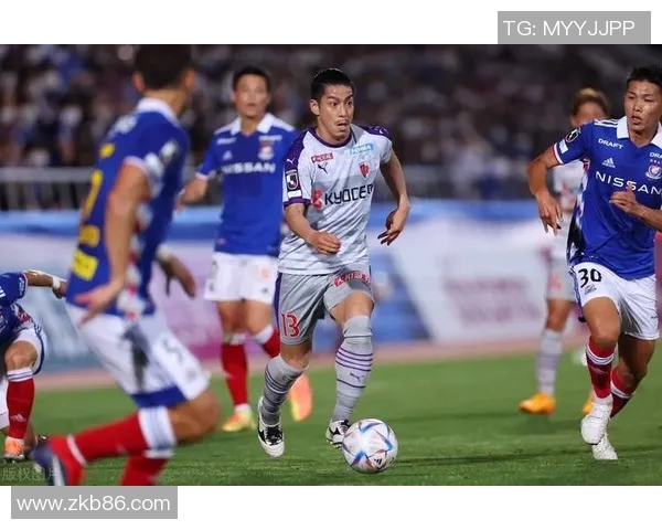 湘南海洋与熊本深红的激烈对决展现足球魅力与团队精神