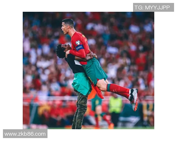 球迷疯狂冲进赛场一幕C罗球衣被抢引发热议 球迷疯狂冲进赛场一幕C罗球衣被抢引发热议