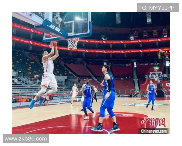 福建男篮迎战四川队全力争胜展现团队实力与拼搏精神